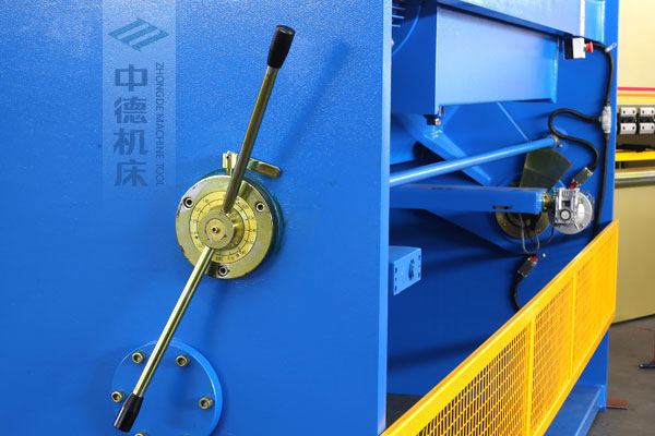 ZDSK-1632剪板機(jī)刀片間隙手動(dòng)調(diào)節(jié)器，刻度清淅，調(diào)節(jié)省力又簡便.jpg