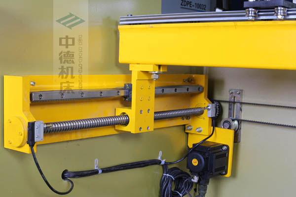 ZDPK-10032X軸配有滾珠絲桿及直線導(dǎo)軌，大功率伺服電機(jī)，鋼絲同步帶，能顯著提升X軸定位精度及速度