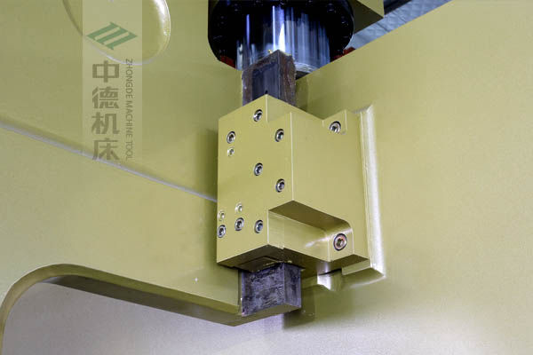 ZDP-20050加厚型滑塊導(dǎo)軌，強(qiáng)有力的保持滑塊間隙，有效減少工作時(shí)的抖動(dòng).jpg