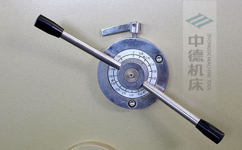ZDS-1032剪板機(jī)刀片間隙手動調(diào)節(jié)器，刻度清淅，調(diào)節(jié)省力又簡便.jpg
