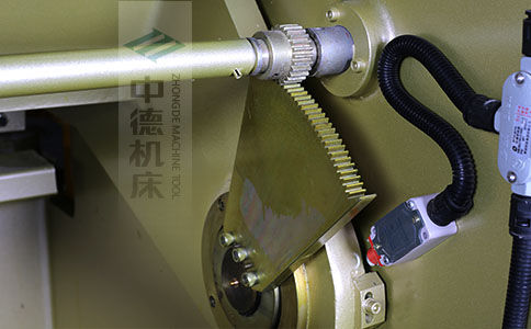 ZDS-640采用高精度刀片間隙調(diào)節(jié)齒輪，經(jīng)過(guò)淬火高硬度又耐磨，表面鍍鋅不生銹，長(zhǎng)年累月使用依然有很高的調(diào)節(jié)精度.jpg