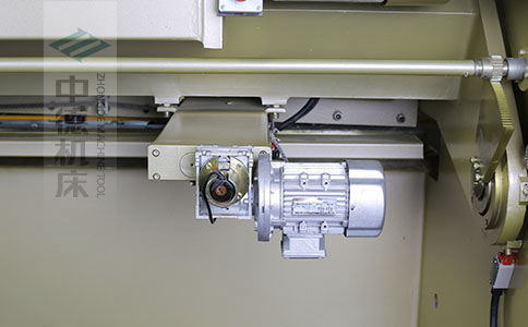 ZDS-640剪板機(jī)后檔料結(jié)構(gòu)，平行度高，并采用國(guó)內(nèi)一流品牌軸承，耐磨抗壓壽命長(zhǎng).jpg